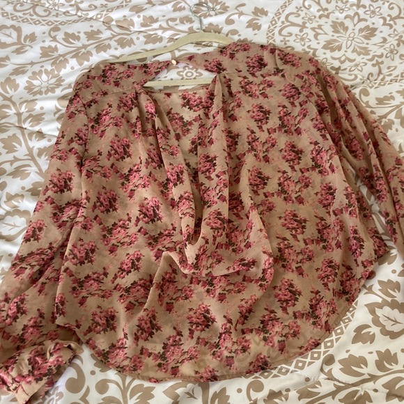 🛍️🛍️ 3 for $5. Beautiful draped back top - Picture 5 of 6